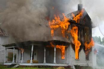 Casa in fiamme: come le fiamme si diffondono sulla tua proprietà