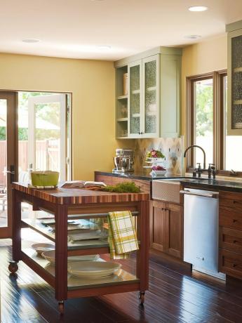 Organische Holzarbeitsplatte im klassischen Stil in der Küche.