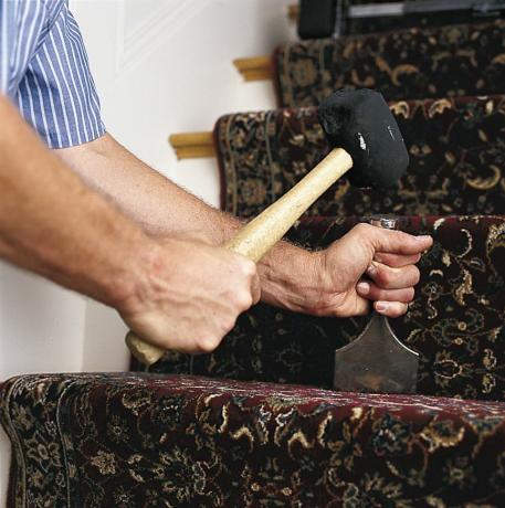 Na zabalenie schodiskového behúňa používa človek kobercový nástroj a gumovú paličku