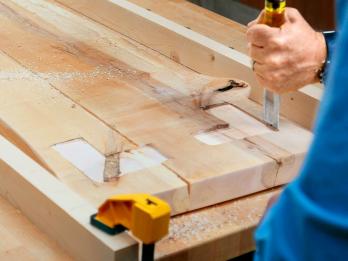 Kako leseno ploščo spremeniti v mizo