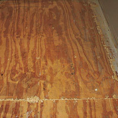 Subsuelo de madera contrachapada de baño antiguo