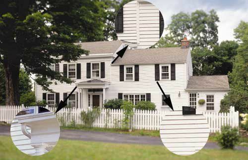 집에 대한 역사적 세부 사항을 가리키는 화살표로 주석이 달린 오래된 집.