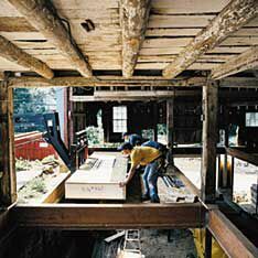 < p> V prvom poschodí stodoly Tom použil na zvýšenie pevnosti podlahové panely SIP s hrúbkou 12 palcov. </p>