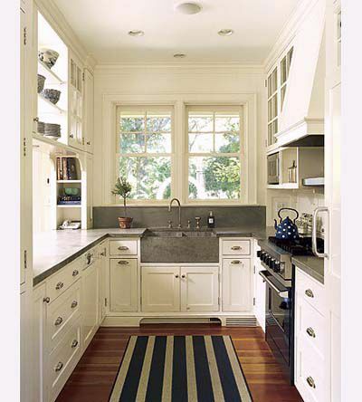 Keittiön keittiö, jossa raidallinen matto lattialla.