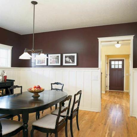 Kuchyňa s otvoreným oblúkom a vchodom do domu. Vnútorné steny a dvere sú natreté červenohnedou farbou.