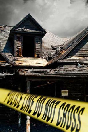 Casa arruinada após incêndio