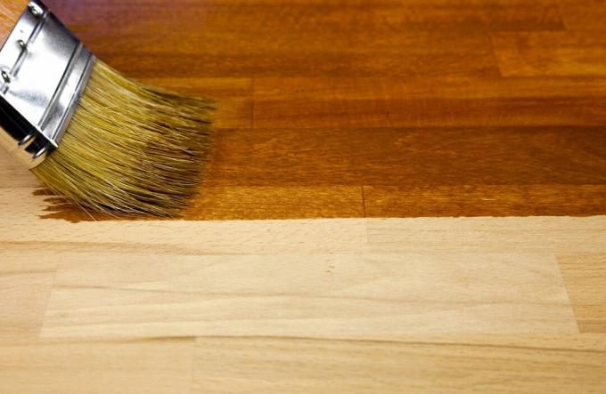 Macchia di spazzolatura sul piano di lavoro in legno.