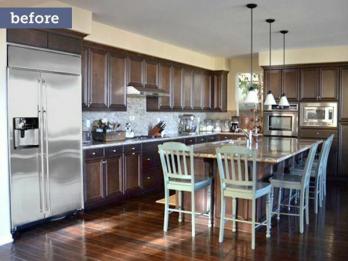 Una cocina de color blanco brillante rediseñada en línea