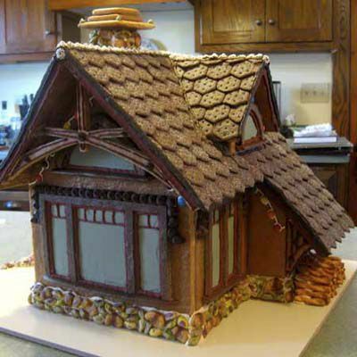 Lebkuchen-Chalet mit detaillierten Sechseck-Mustern auf dem Dach.