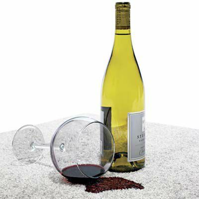 Il vino bianco può rimuovere una macchia di vino rosso sul tappeto. 
