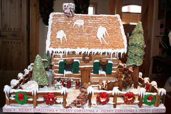 Lebkuchenkabine mit den Wörtern frohe Weihnachten, die um die Außenseite geschrieben werden.