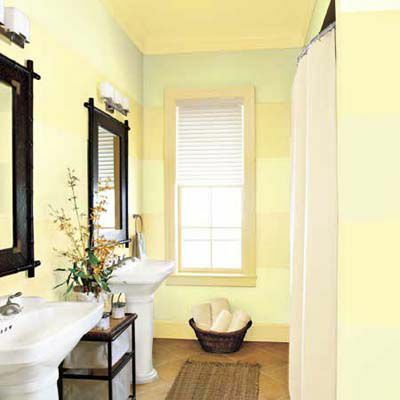 Zidovi kupaonice s dvobojnim žutim prugastim uzorkom.