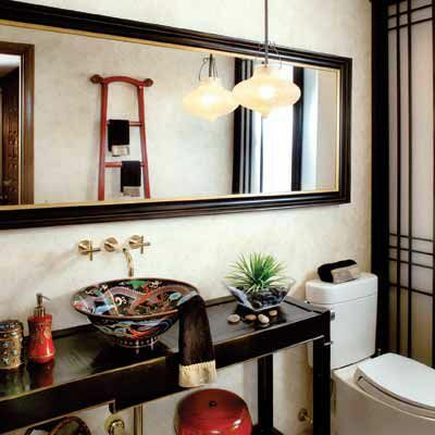 Široké obdélníkové zrcadlo s tmavým rámem, které prochází umyvadlem i toaletou. 