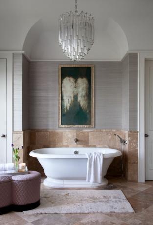 Классическая ванная комната с высокими потолками и многоярусной люстрой.