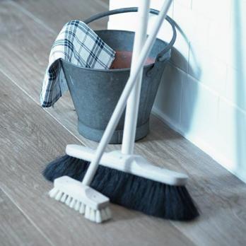 Καθαρισμός πλάνων και μη για βαμμένο πάτωμα από σκληρό ξύλο