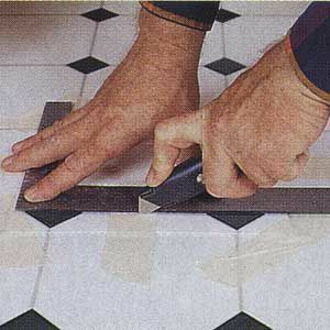 < p> Utilizza un righello e un taglierino per tagliare la toppa e il pavimento sottostante. Per una riparazione più ordinata, taglia lungo le linee del modello.</p>