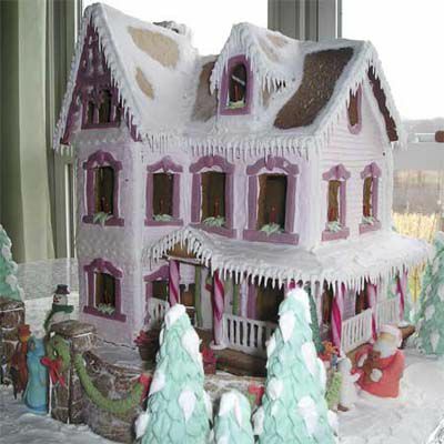 Lebkuchenhaus mit lila Fenstern und Candy Kane-Säulen.