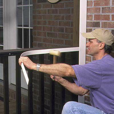 Muž nainstaluje úzkou čepici oříznutí obrazovky verandy