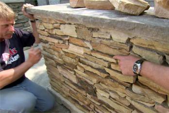 4 съвета за изграждане на каменни стени във вашия двор