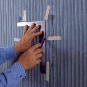 < p> ÇİFT KESİMLİ yamalar için, duvar kağıdının her iki katmanını kesmek için keskin bir jilet ve çelik düz kenar kılavuzu kullanın.</p>