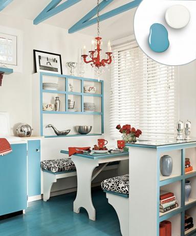Küche Essecke mit blauen Schranktüren und weißen Regalen mit blau lackierten Kanten.