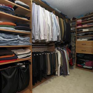 < p> Skåp organiserat efter typ av kläder. </p>
