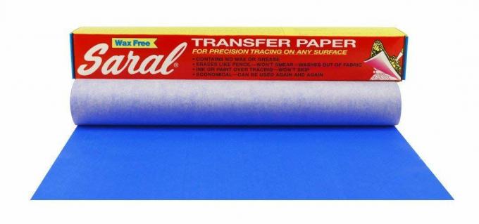 Eine Rolle Saral-Transferpapier, mit der Sie das Design zeichnen können, das Sie aus dem Kürbis schnitzen möchten.