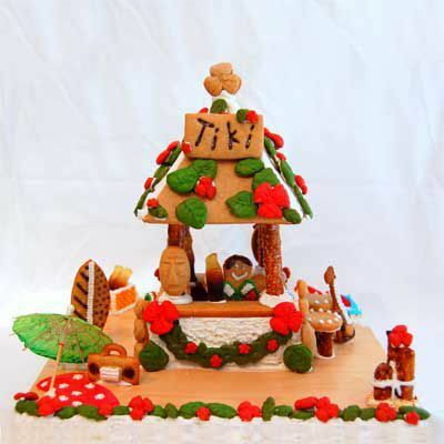 Lebkuchen-Tiki-Hütte mit Süßigkeiten und Zuckerguss. 