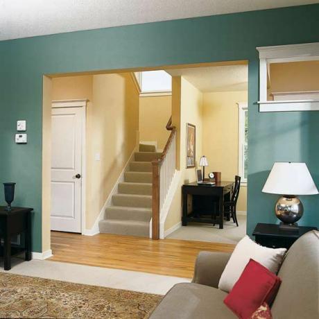 Otvorené vnútorné steny vymaľované v dvoch rôznych farbách, obývacia izba je svetlo modrá a vstupná cesta je žltá.
