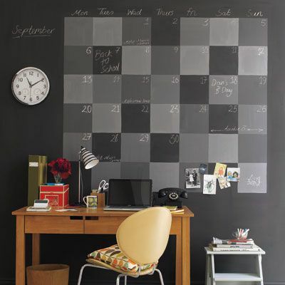 Crni zid s iscrtanim kariranim kalendarom.