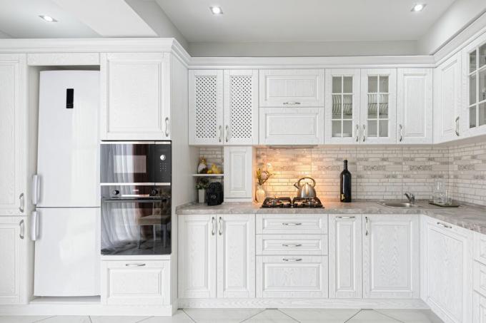Moderne kjøkkenskap i hvitt tre. 