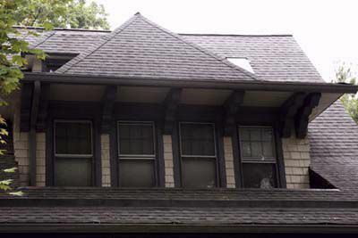 はめ込みドーマーと4つの窓のある屋根。