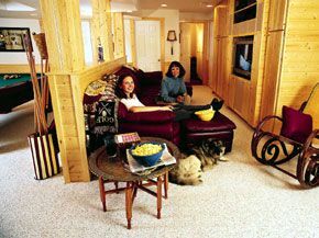 < p> Nedokončana klet je postala udobno zbirališče v tem domu v Massachusettsu. Sherri Martinelli, tukaj s hčerko Cambrijo, se je odločila ustvariti zatočišče za najstnike. </p>