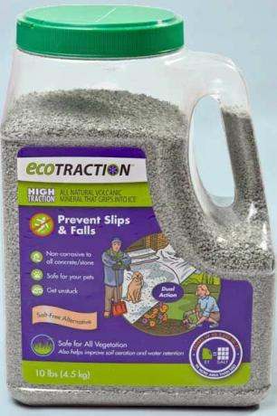 EcoTraction vulkaniskt-mineraliska granulat för att förhindra isiga trottoarer.