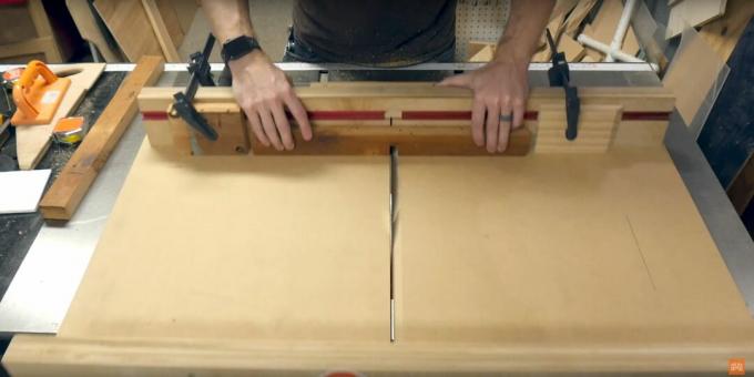 Persona cortando piezas de madera para terminar de crear las patas de una mesa oceánica.