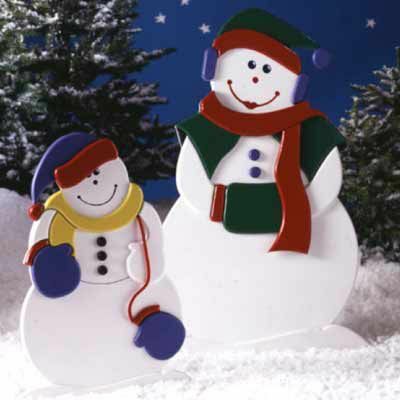 En juledekorasjon i tre med to smilende snømenn iført skjerf. 