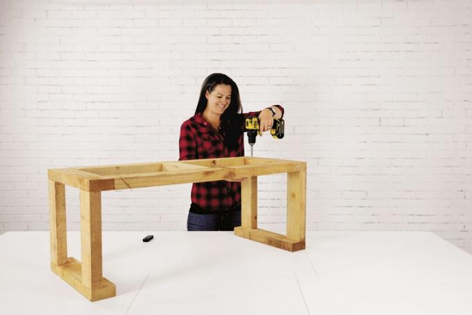 Прикрепете горната част и краката към пейката за съхранение на дърва.