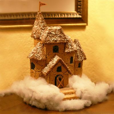 Ein Lebkuchenhaus mit Zuckerwattewolken drumherum. 