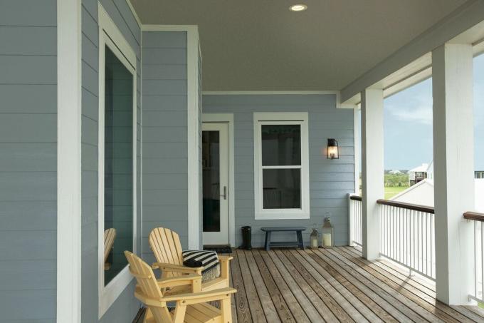 Porche de maison avec bardage à clin bleu-gris