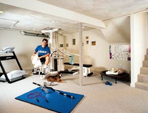 < p> El ejercicio es el tema de esta renovación parcial del sótano en una casa en el área de Boston. Las alfombras son un revestimiento económico pero eficaz para las columnas de acero. </p>