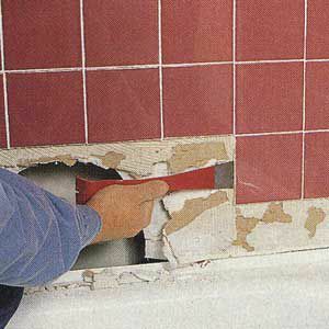 < p> UTILIZZA UNA BARRA PIANA per rimuovere le piastrelle che sono saldamente attaccate al muro. Non forzare sotto l'angolo di una piastrella o la romperai.</p>
