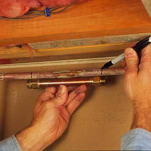 < p> Repararea 1 a țevii despicate: Țineți cuplajul de reparație de compresie de țeava deteriorată și marcați 1 in. de la fiecare capăt. </p>
