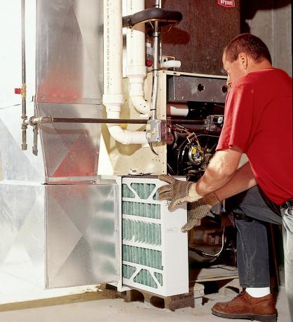 Tehnician HVAC inspectează sistemul de curent alternativ