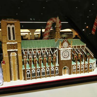 En pepparkaksreplika av Notre Dame.