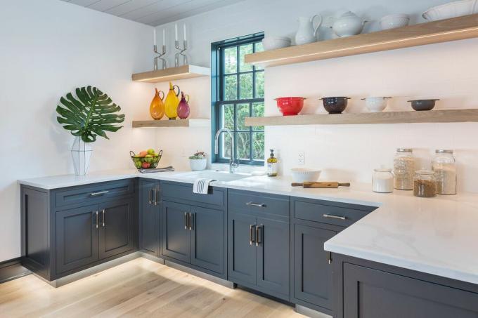 Virtuvė su shaker stiliaus spintelėmis ir atviromis lentynomis. 
