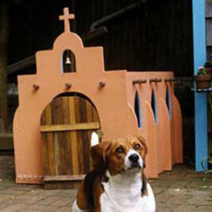 < p> הכלב של דניס ספרגה, בון, מול בית הכלבים שלו בסגנון דרום-מערב </p>