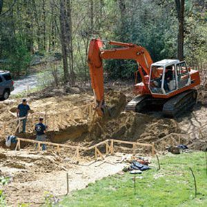 < p>< strong> 1. Excavation</strong>< br> L'excavation est facile tant que c'est de la terre, mais à mesure qu'elle s'approche du fond, l'excavatrice heurte le rebord, alias la roche solide. Ainsi, dans le trou, une fendeuse de roche hydraulique passe une journée à broyer et à casser. Lorsque tout est terminé, quelque 150 mètres cubes de terre et de roche sont retirés, dont la moitié est utilisée pour le remblayage et le nivellement. Le reste est emporté.</p>