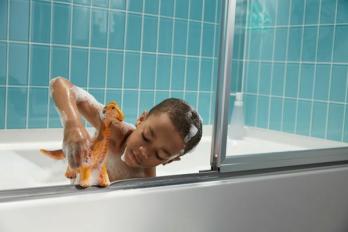 En genial løsning på et eldgammelt dusjdørproblem