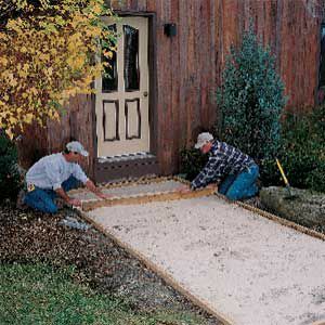 < p> SLEEP een dekvloer over het 2x4-frame om het zand te egaliseren en een 2-in.-diepe uitsparing voor de terraspanelen te creëren.</p>