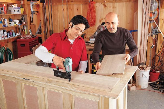 Мъжете инсталират основата на DIY бар